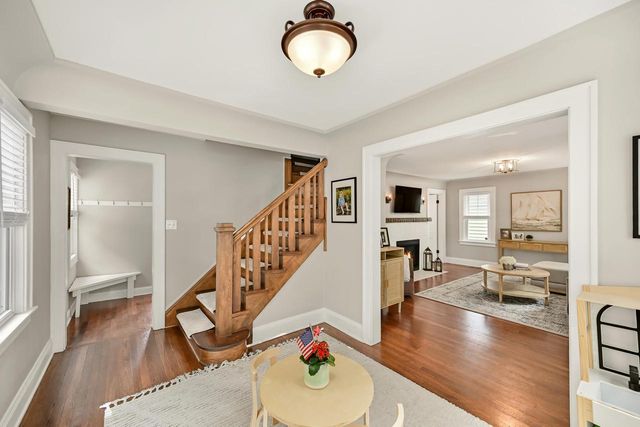 912 E Meadow PLACE, Whitefish Bay, WI 53217