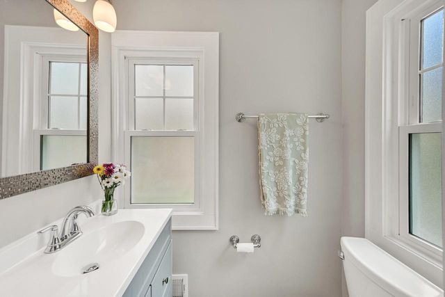 912 E Meadow PLACE, Whitefish Bay, WI 53217