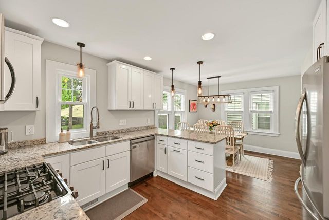 912 E Meadow PLACE, Whitefish Bay, WI 53217