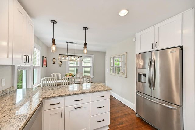 912 E Meadow PLACE, Whitefish Bay, WI 53217