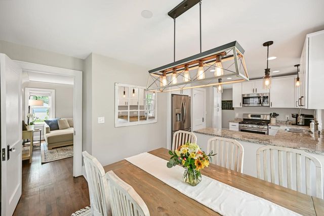 912 E Meadow PLACE, Whitefish Bay, WI 53217
