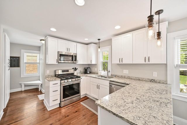 912 E Meadow PLACE, Whitefish Bay, WI 53217
