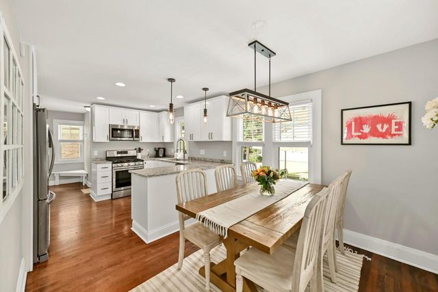 912 E Meadow PLACE, Whitefish Bay, WI 53217