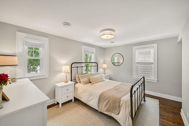 912 E Meadow PLACE, Whitefish Bay, WI 53217