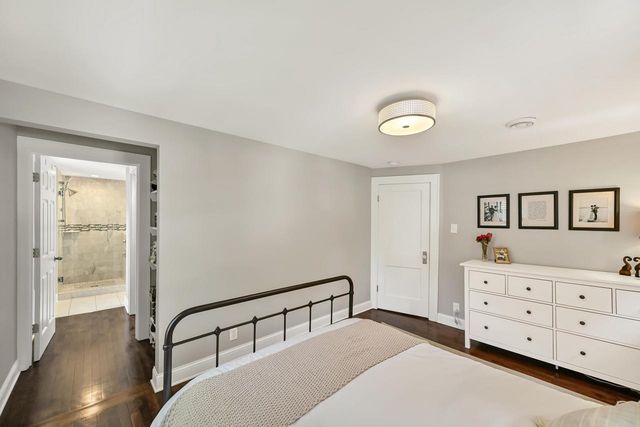 912 E Meadow PLACE, Whitefish Bay, WI 53217