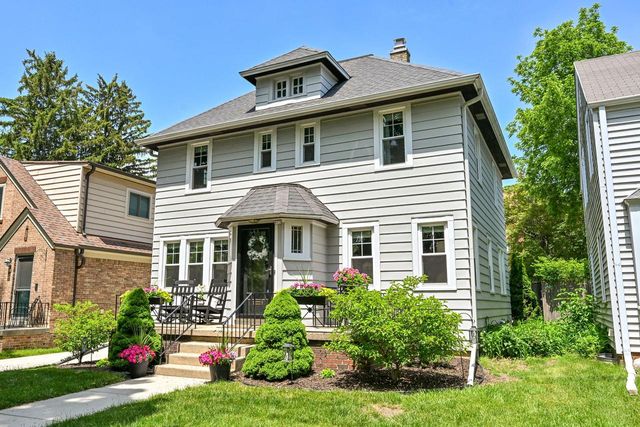 912 E Meadow PLACE, Whitefish Bay, WI 53217