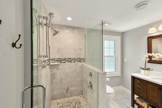912 E Meadow PLACE, Whitefish Bay, WI 53217