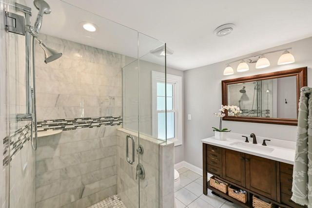 912 E Meadow PLACE, Whitefish Bay, WI 53217