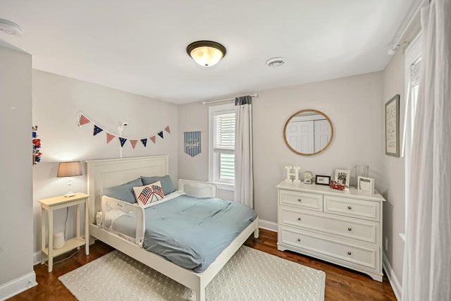 912 E Meadow PLACE, Whitefish Bay, WI 53217