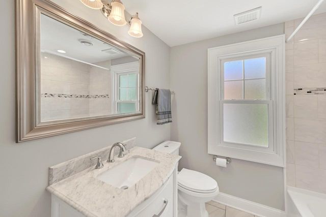 912 E Meadow PLACE, Whitefish Bay, WI 53217