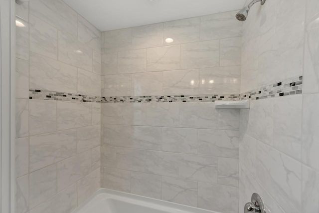 912 E Meadow PLACE, Whitefish Bay, WI 53217