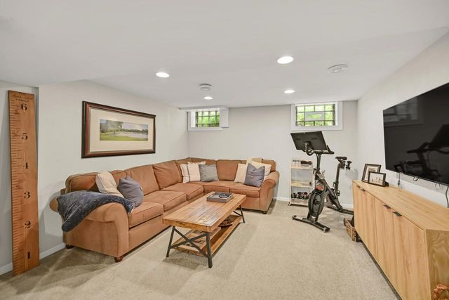 912 E Meadow PLACE, Whitefish Bay, WI 53217