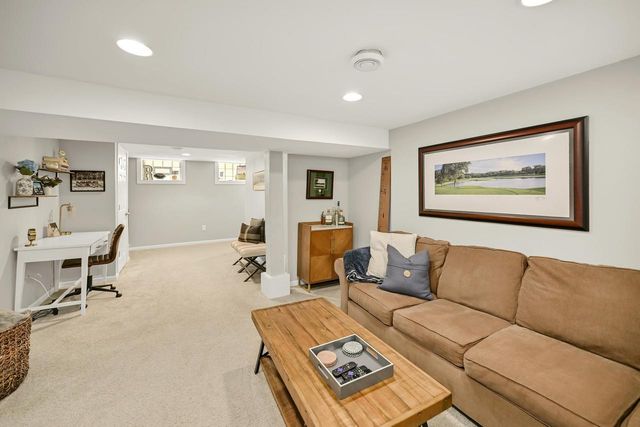 912 E Meadow PLACE, Whitefish Bay, WI 53217