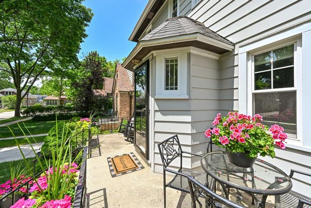 912 E Meadow PLACE, Whitefish Bay, WI 53217