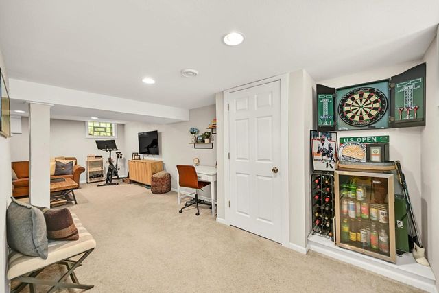 912 E Meadow PLACE, Whitefish Bay, WI 53217
