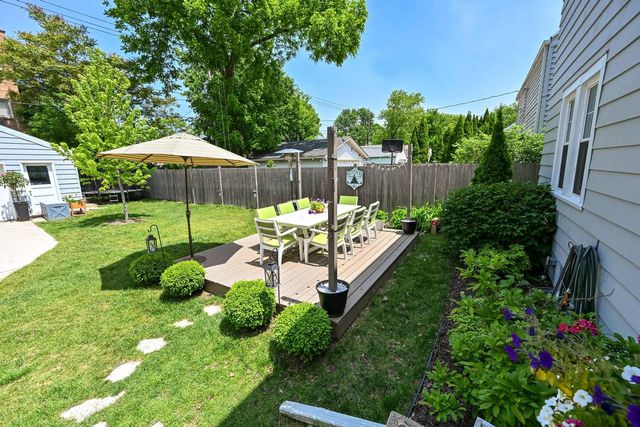 912 E Meadow PLACE, Whitefish Bay, WI 53217