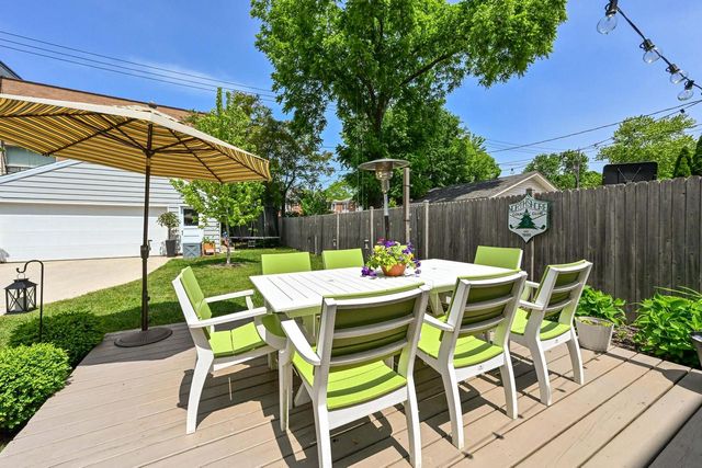 912 E Meadow PLACE, Whitefish Bay, WI 53217