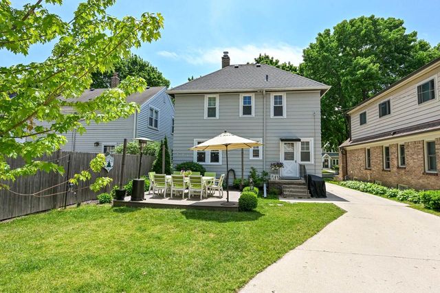 912 E Meadow PLACE, Whitefish Bay, WI 53217