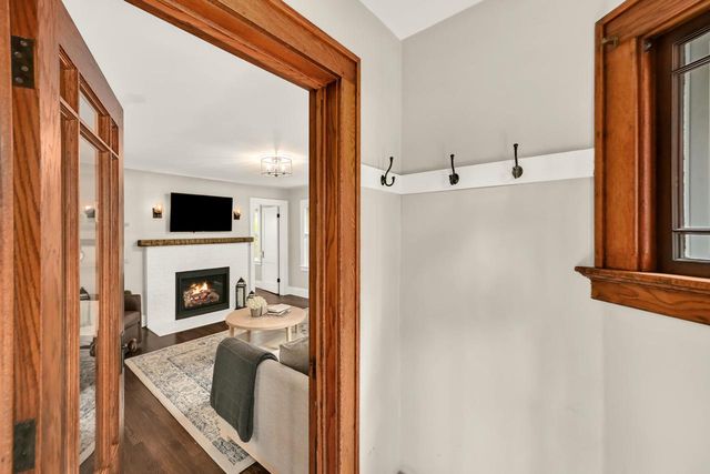 912 E Meadow PLACE, Whitefish Bay, WI 53217