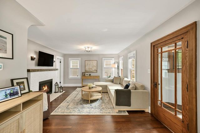 912 E Meadow PLACE, Whitefish Bay, WI 53217