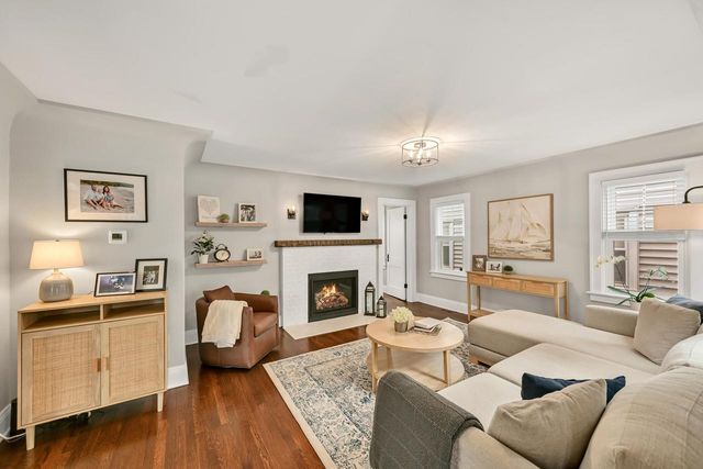 912 E Meadow PLACE, Whitefish Bay, WI 53217