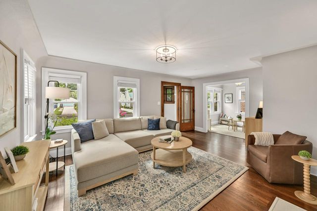 912 E Meadow PLACE, Whitefish Bay, WI 53217