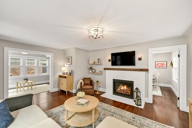 912 E Meadow PLACE, Whitefish Bay, WI 53217
