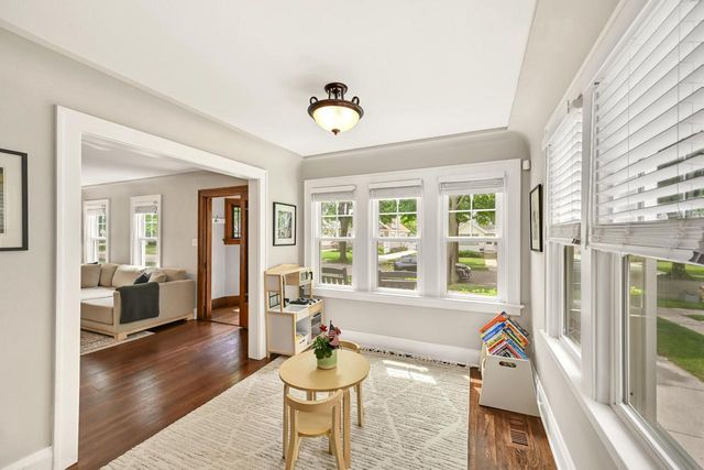 912 E Meadow PLACE, Whitefish Bay, WI 53217