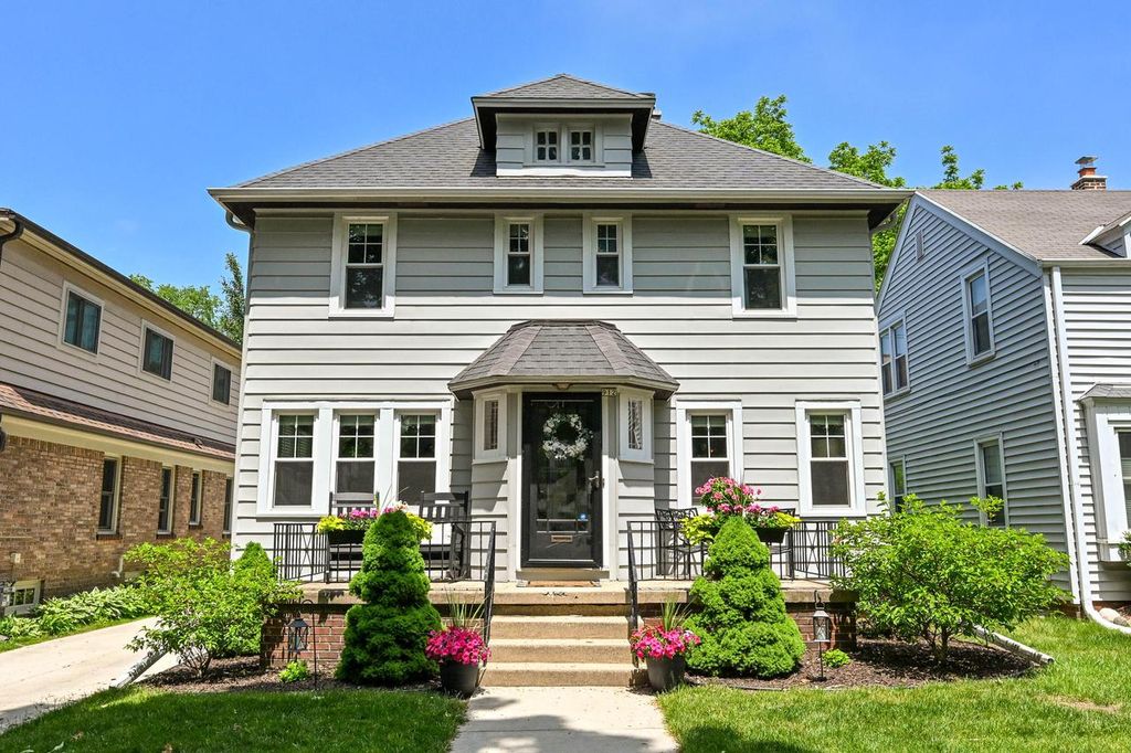 912 E Meadow PLACE, Whitefish Bay, WI 53217