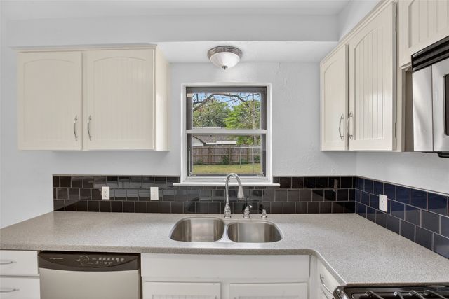 1716 Chip N Dale Drive, Arlington, TX 76012