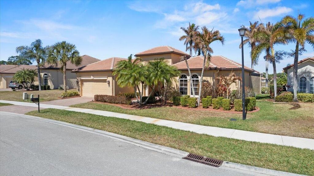 814 SW Saint Julien Court, Port St. Lucie, Port St Lucie, FL 34986