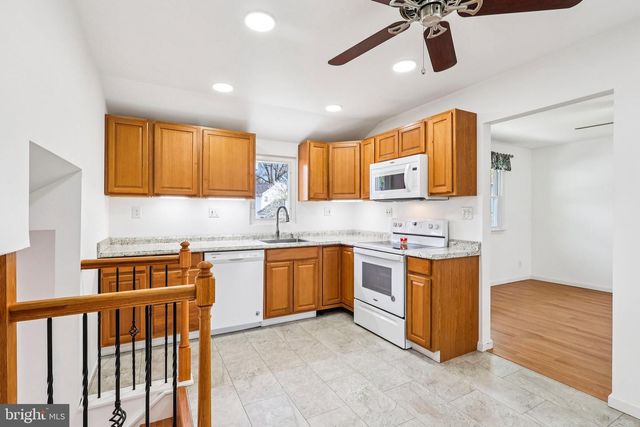 101 LEEDS RD, Mount Laurel, NJ 08054