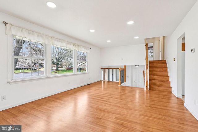 101 LEEDS RD, Mount Laurel, NJ 08054