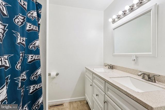 101 LEEDS RD, Mount Laurel, NJ 08054