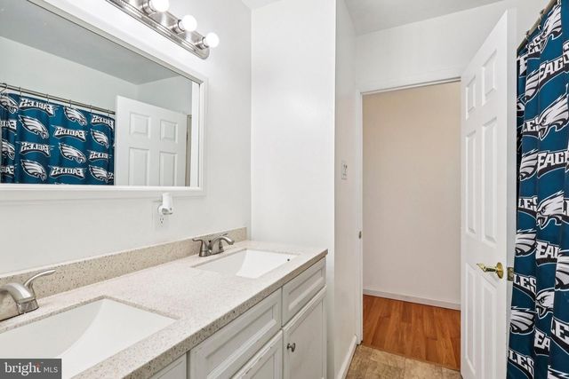 101 LEEDS RD, Mount Laurel, NJ 08054