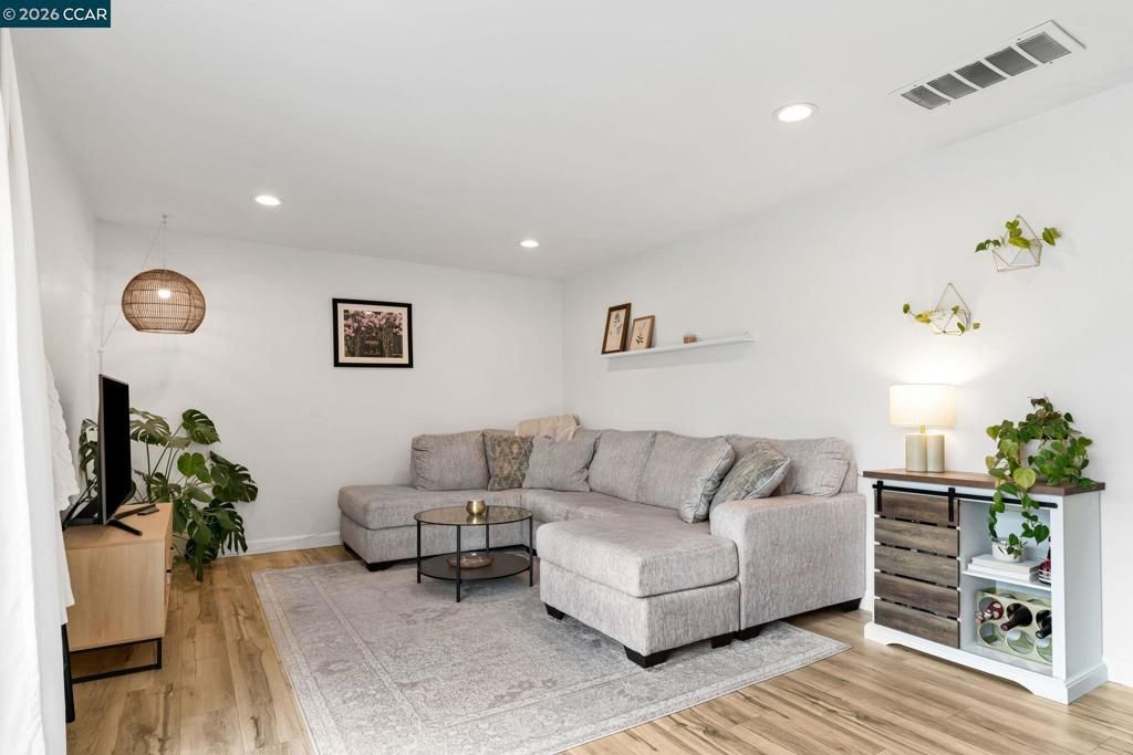 Image 12 of property listing at 825 Oak Grove Rd 30, Concord, CA 94518