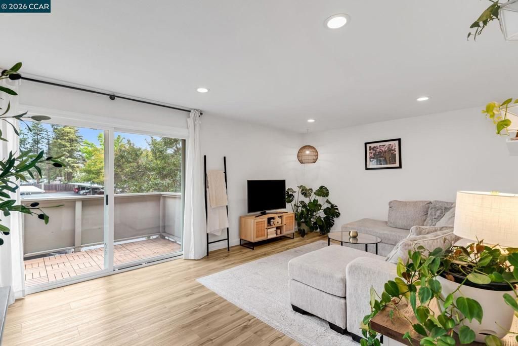 Image 13 of property listing at 825 Oak Grove Rd 30, Concord, CA 94518