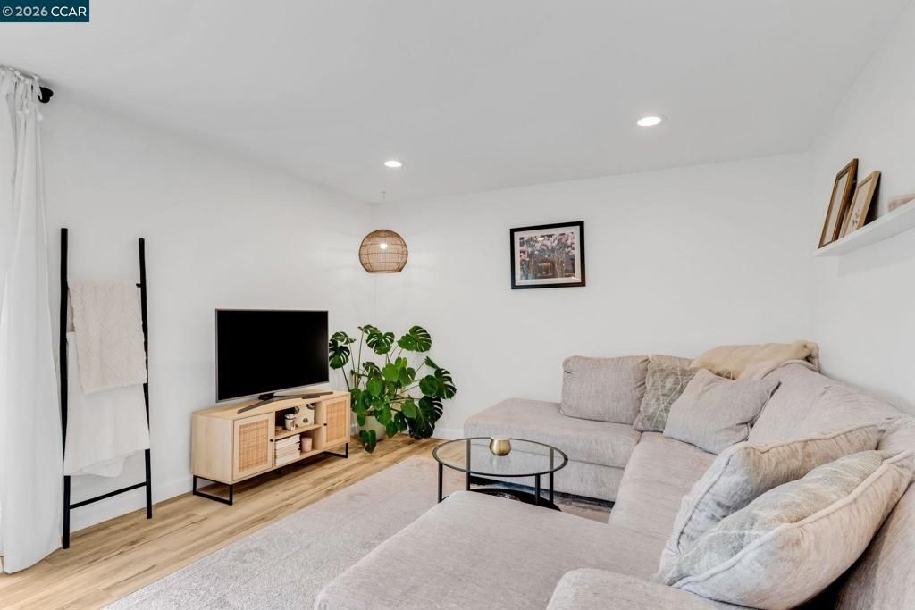 Image 14 of property listing at 825 Oak Grove Rd 30, Concord, CA 94518