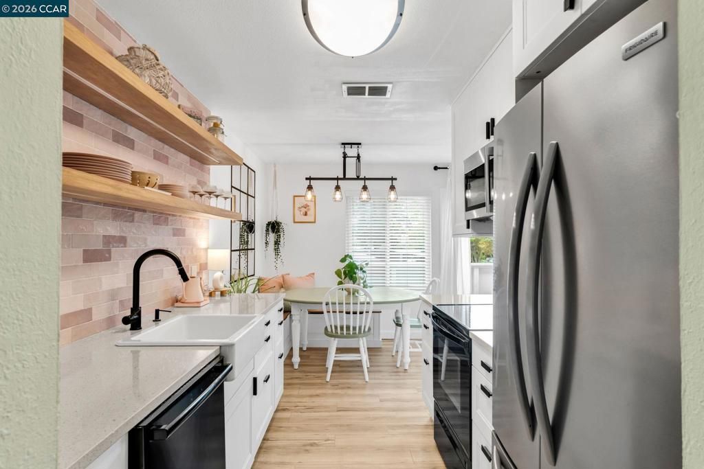Image 4 of property listing at 825 Oak Grove Rd 30, Concord, CA 94518