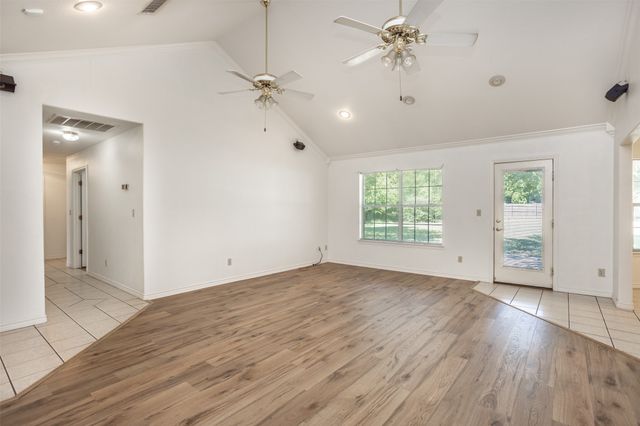 1423 S Howeth Street, Gainesville, TX 76240