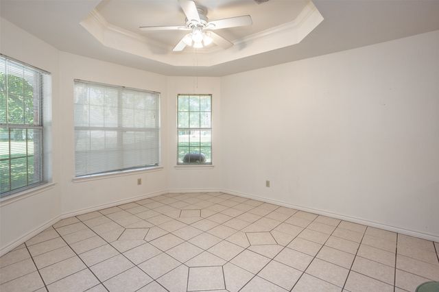 1423 S Howeth Street, Gainesville, TX 76240