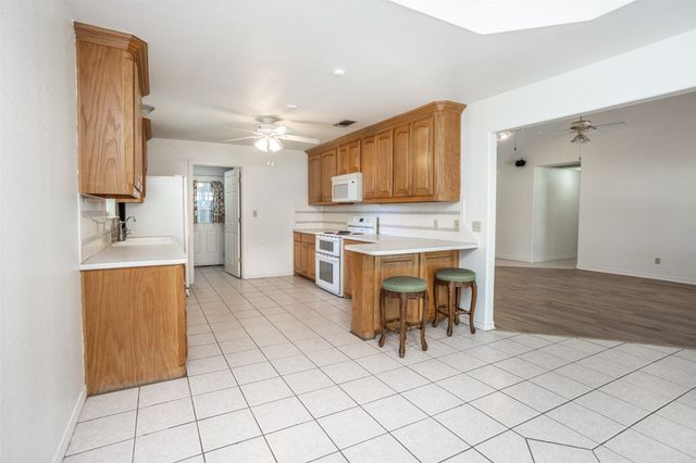 1423 S Howeth Street, Gainesville, TX 76240