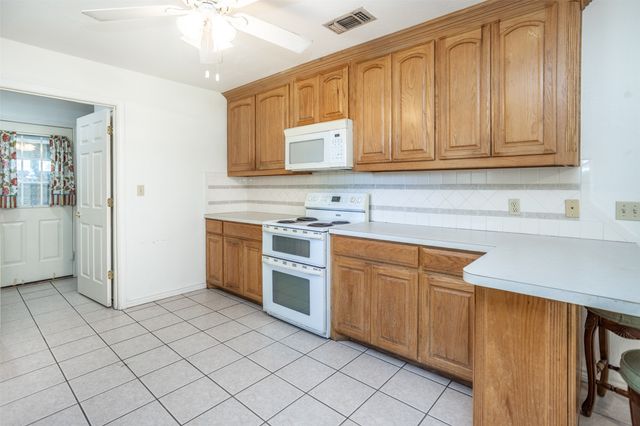 1423 S Howeth Street, Gainesville, TX 76240