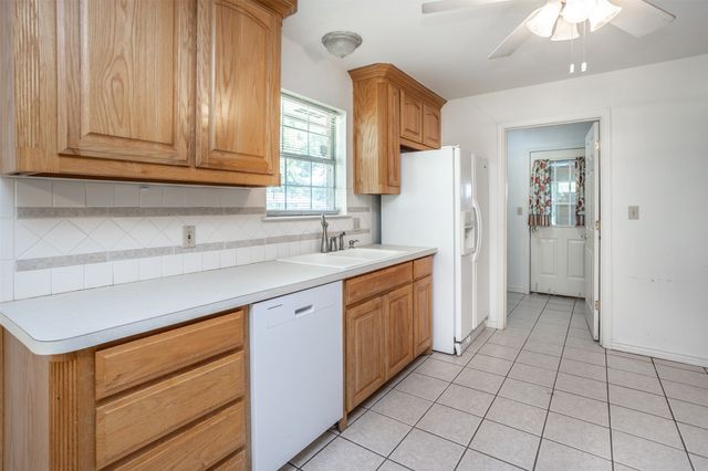 1423 S Howeth Street, Gainesville, TX 76240