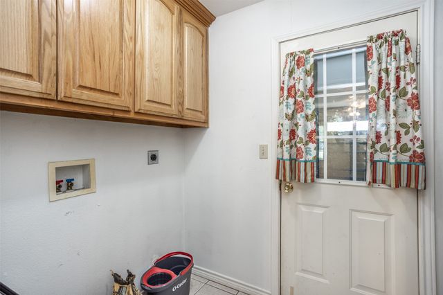 1423 S Howeth Street, Gainesville, TX 76240