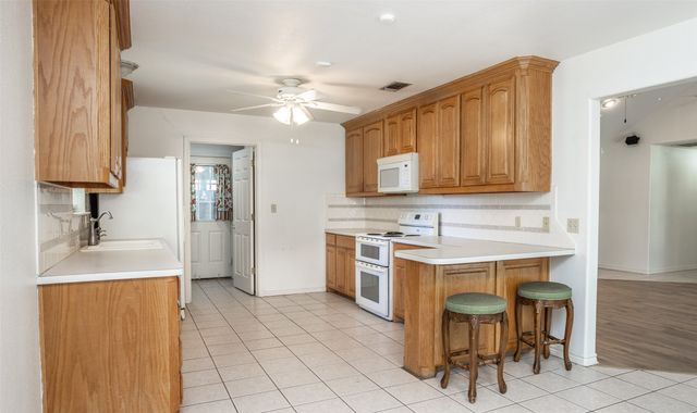 1423 S Howeth Street, Gainesville, TX 76240