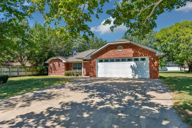 1423 S Howeth Street, Gainesville, TX 76240