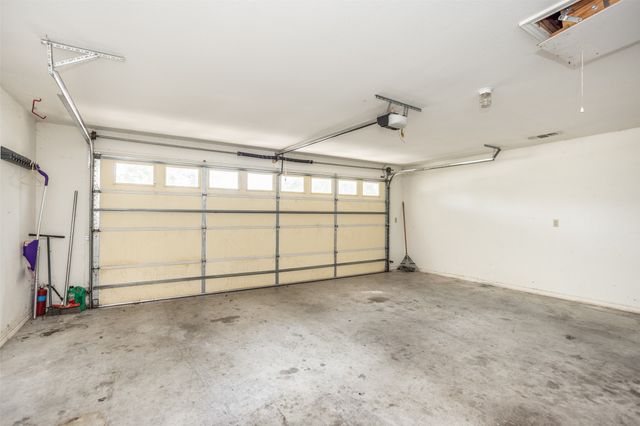 1423 S Howeth Street, Gainesville, TX 76240