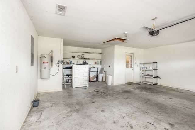 1423 S Howeth Street, Gainesville, TX 76240