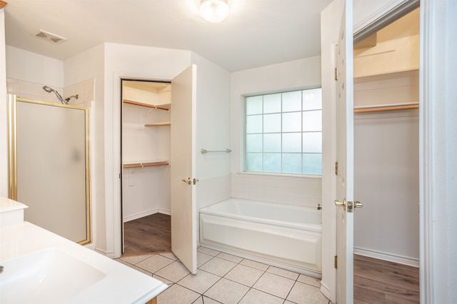 1423 S Howeth Street, Gainesville, TX 76240